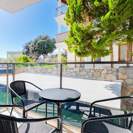 Apartmán With Balcony Shared Pool Near *